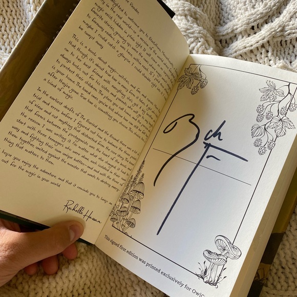 Owlcrate exclusive edition of “The Buried and the Bound” by Rochelle Hassan - Picture 4 of 6